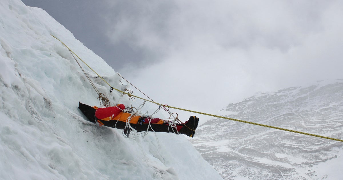V&igrave; sao c&oacute; hơn 200 thi thể tr&ecirc;n n&uacute;i Everest kh&ocirc;ng được đưa xuống đất v&agrave; an t&aacute;ng?  - Ảnh 1.