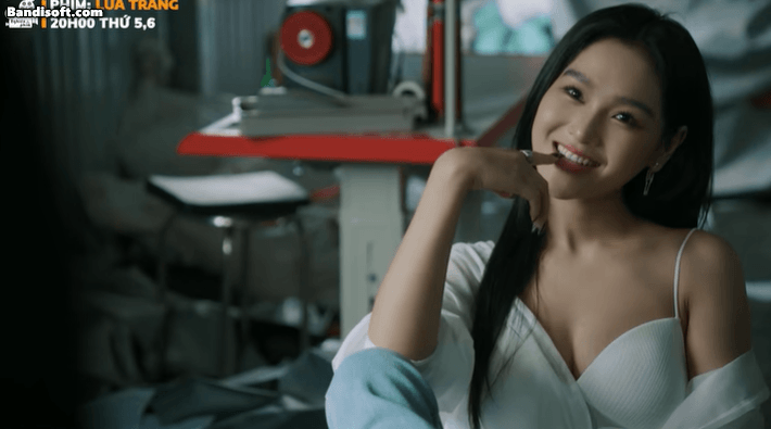 Hot rần rần mỹ nh&acirc;n c&oacute; gương mặt bướng nhất Vbiz: C&agrave;ng ng&ocirc;ng c&agrave;ng cuốn, độ sexy th&igrave; khỏi b&agrave;n- Ảnh 2.