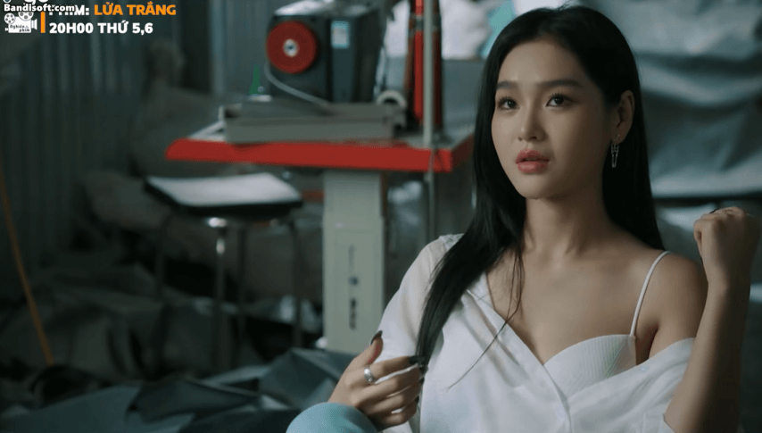 Hot rần rần mỹ nh&acirc;n c&oacute; gương mặt bướng nhất Vbiz: C&agrave;ng ng&ocirc;ng c&agrave;ng cuốn, độ sexy th&igrave; khỏi b&agrave;n- Ảnh 3.