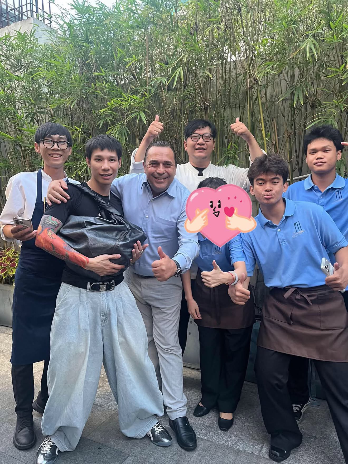 Qu&aacute;n c&agrave; ph&ecirc; của Văn Mai Hương ở Thảo Điền: S&acirc;n đỗ to&agrave;n si&ecirc;u xe, MCK cũng y&ecirc;u th&iacute;ch, đ&ocirc;ng đến mức phải đ&oacute;ng cửa để sắp xếp lại - Ảnh 12.