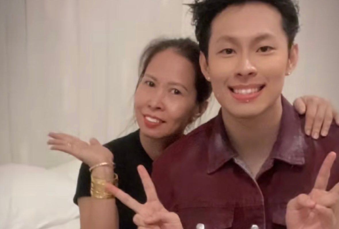 Mỹ nam ở trọ c&ugrave;ng mẹ b&aacute;n xu chi&ecirc;ng ngo&agrave;i chợ, lớn l&ecirc;n đồ hiệu tự t&igrave;m đến chỉ chờ được mặc- Ảnh 6.