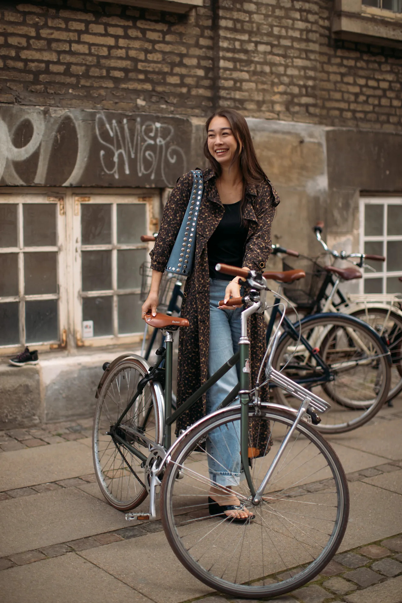 "Đi nhầm gi&agrave;y" m&agrave; lại th&agrave;nh trend, giới mộ điệu đang chuộng c&aacute;ch phối ngược đời- Ảnh 13.