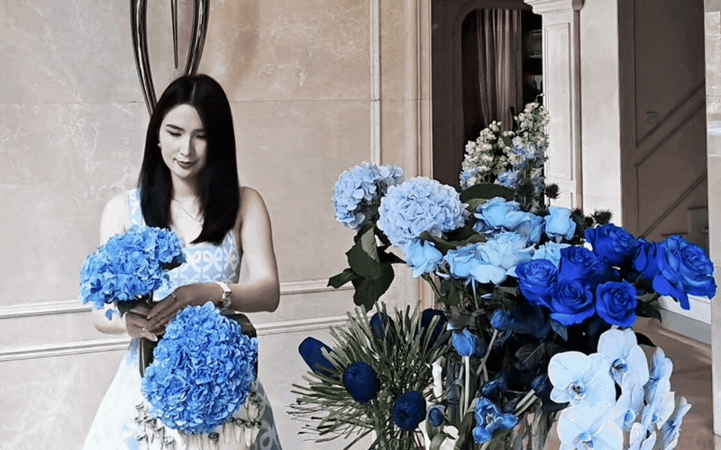 "Ph&uacute; b&agrave;" Ngọc Loan chiều fan hết nấc: Cắm b&igrave;nh hoa tone xanh theo y&ecirc;u cầu, nhưng điều netizen nể phục lại l&agrave; chi tiết n&agrave;y- Ảnh 1.