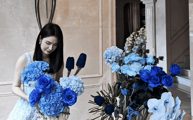 "Ph&uacute; b&agrave;" Ngọc Loan chiều fan hết nấc: Cắm b&igrave;nh hoa tone xanh theo y&ecirc;u cầu, nhưng điều netizen nể phục lại l&agrave; chi tiết n&agrave;y- Ảnh 2.