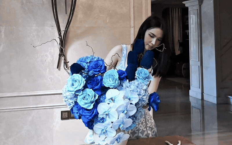 "Ph&uacute; b&agrave;" Ngọc Loan chiều fan hết nấc: Cắm b&igrave;nh hoa tone xanh theo y&ecirc;u cầu, nhưng điều netizen nể phục lại l&agrave; chi tiết n&agrave;y- Ảnh 4.