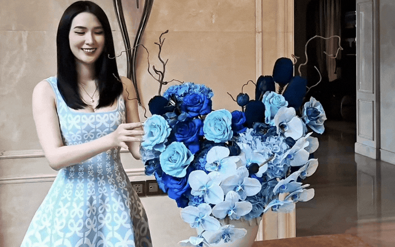 "Ph&uacute; b&agrave;" Ngọc Loan chiều fan hết nấc: Cắm b&igrave;nh hoa tone xanh theo y&ecirc;u cầu, nhưng điều netizen nể phục lại l&agrave; chi tiết n&agrave;y- Ảnh 5.