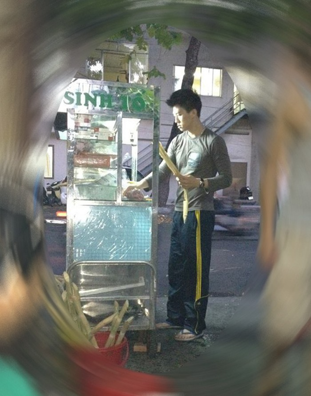 Tổng t&agrave;i cao 1m87 lạ đời nhất từng thấy: Vừa b&aacute;n nước m&iacute;a vừa l&agrave;m si&ecirc;u mẫu, gương mặt n&agrave;y th&igrave; kh&ocirc;ng thể ngh&egrave;o- Ảnh 5.