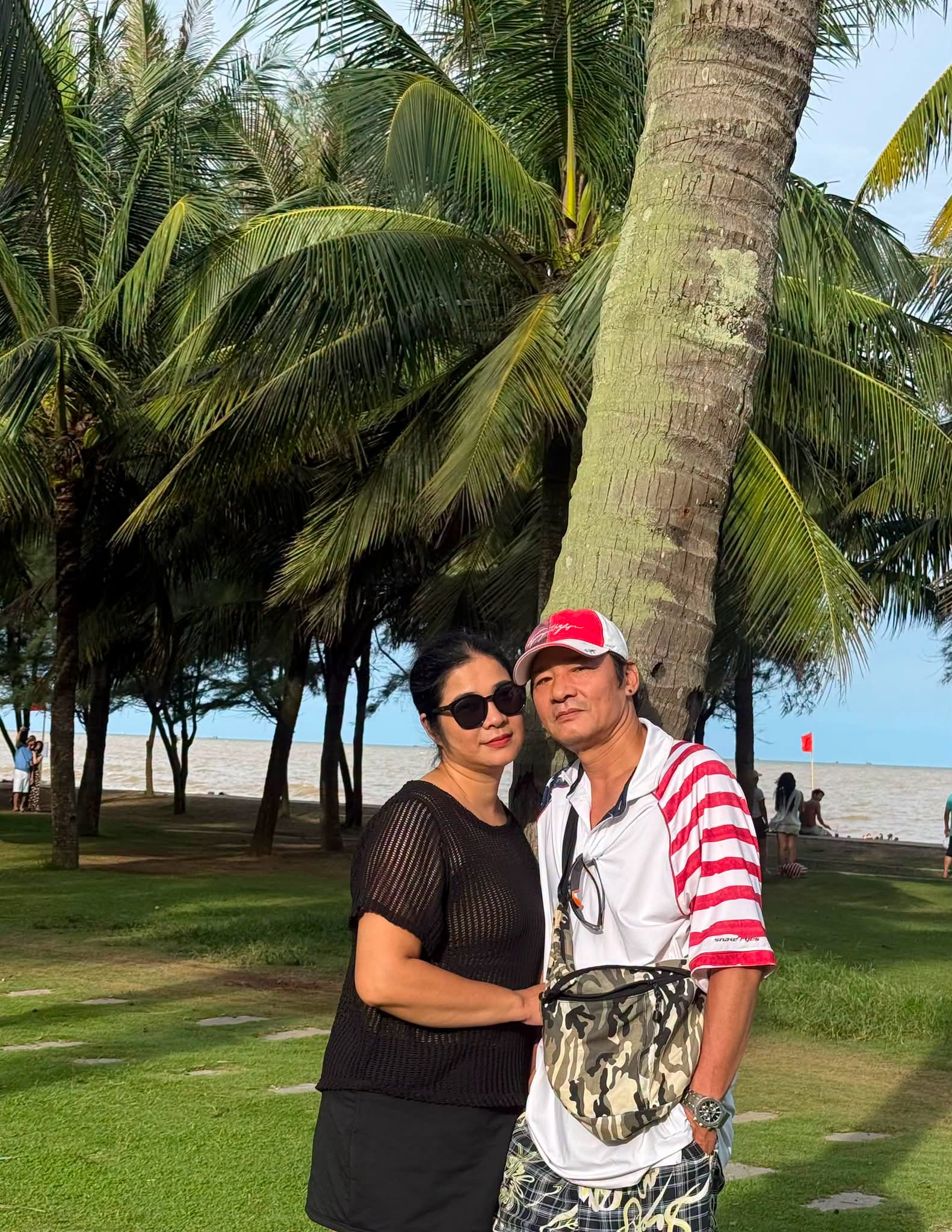 Nam NSƯT nổi đ&igrave;nh đ&aacute;m miền Bắc đăng ảnh vợ k&eacute;m 12 tuổi: "Th&agrave;nh c&ocirc;ng n&agrave;o, em cũng... trốn đằng sau"- Ảnh 2.