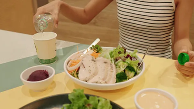 Ăn ki&ecirc;ng giảm c&acirc;n chỉ với ức g&agrave; v&agrave; b&ocirc;ng cải xanh, c&ocirc; g&aacute;i 25 tuổi bị hoại tử tụy sau 6 th&aacute;ng- Ảnh 2.
