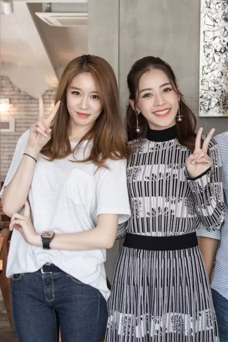 Mỹ nh&acirc;n duy nhất được b&aacute;o H&agrave;n tung h&ocirc; l&agrave; "Kim Tae Hee Việt Nam", đẹp đến nỗi ai đứng cạnh cũng ho&aacute; ph&ocirc;ng nền- Ảnh 1.