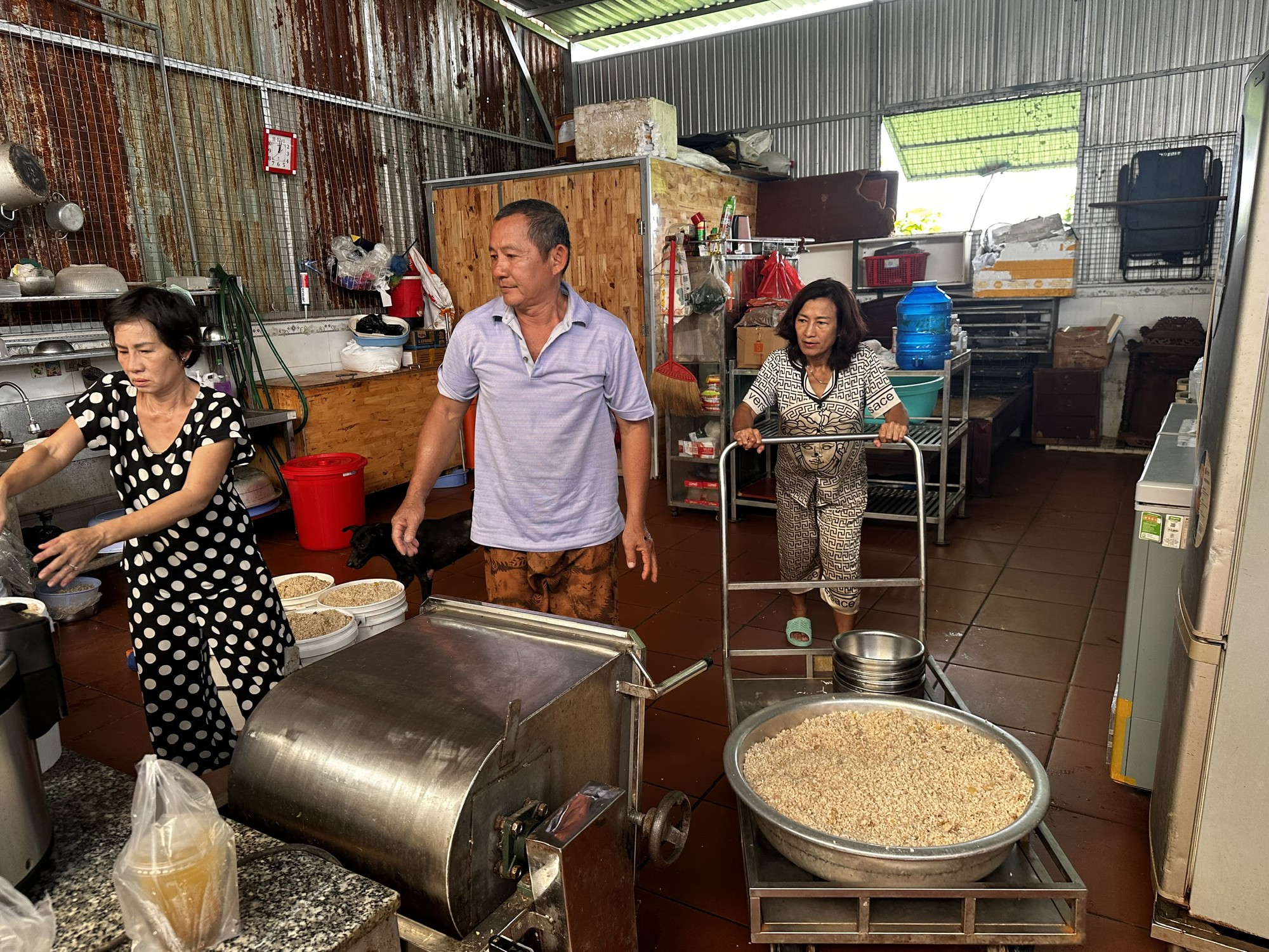 Suy thận giai đoạn 4, tim đập 37 lần/phút, từng điều trị ung thư: Người mẹ 56 tuổi ở lại vì 400 "đứa con"- Ảnh 13.
