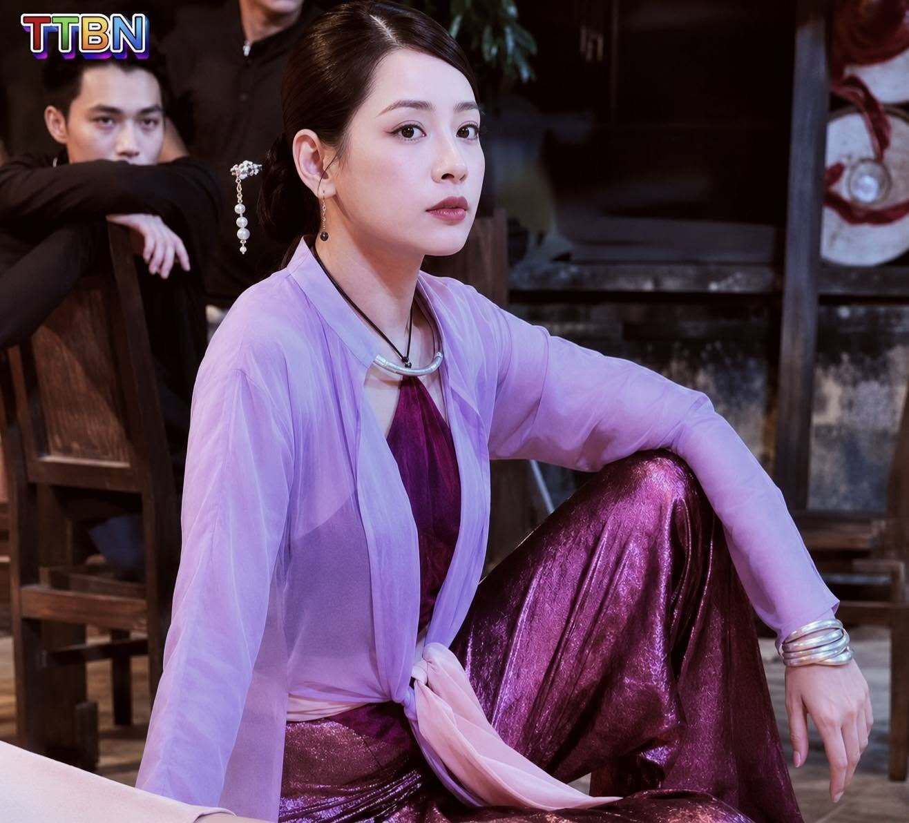 Mỹ nh&acirc;n duy nhất được b&aacute;o H&agrave;n tung h&ocirc; l&agrave; "Kim Tae Hee Việt Nam", đẹp đến nỗi ai đứng cạnh cũng ho&aacute; ph&ocirc;ng nền- Ảnh 10.