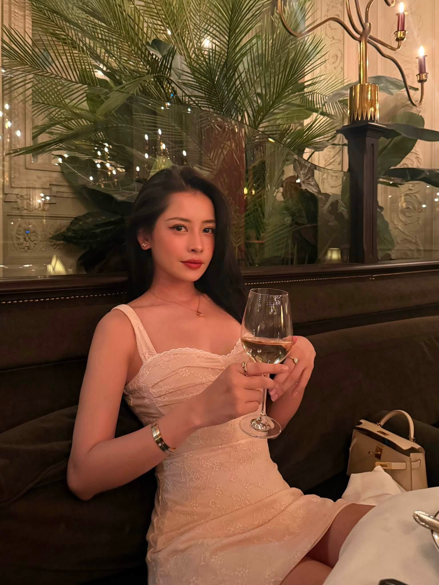 Mỹ nh&acirc;n duy nhất được b&aacute;o H&agrave;n tung h&ocirc; l&agrave; "Kim Tae Hee Việt Nam", đẹp đến nỗi ai đứng cạnh cũng ho&aacute; ph&ocirc;ng nền- Ảnh 9.