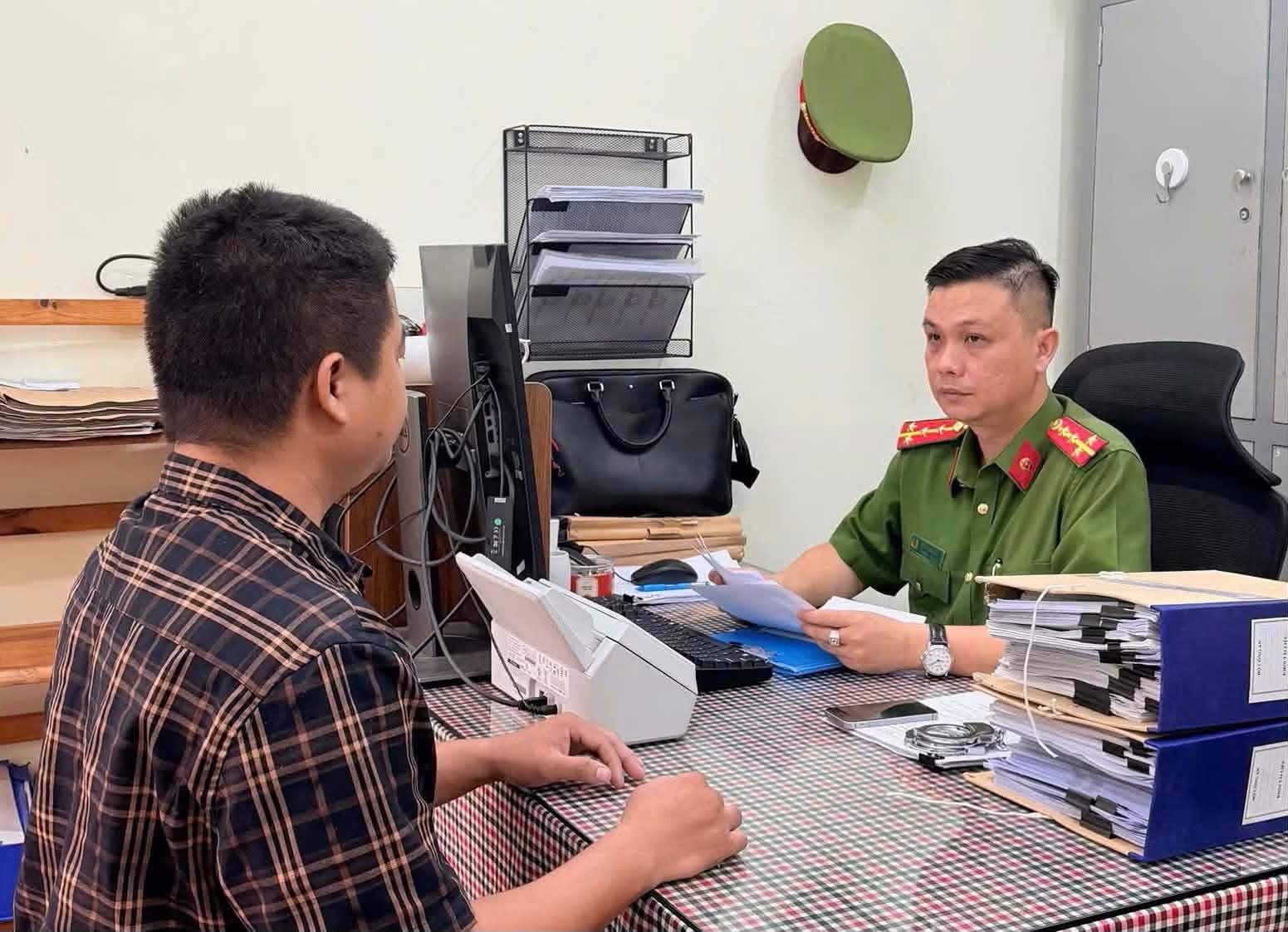 Tạm giam chủ nhà sách ở Đồng Nai mua hơn 33.000 quyển sách giáo khoa giả về bán- Ảnh 1.