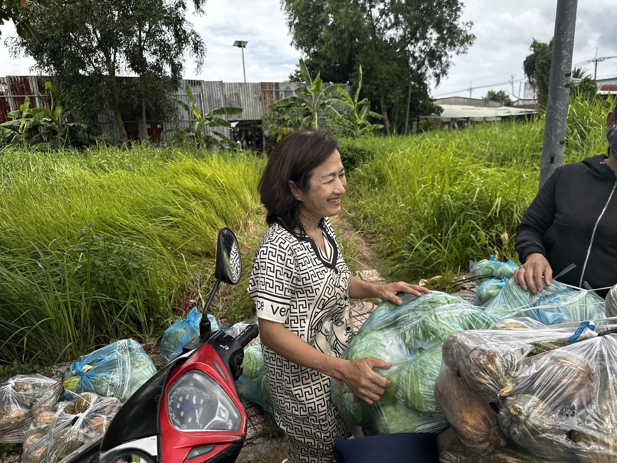 Suy thận giai đoạn 4, tim đập 37 lần/phút, từng điều trị ung thư: Người mẹ 56 tuổi ở lại vì 400 "đứa con"- Ảnh 16.