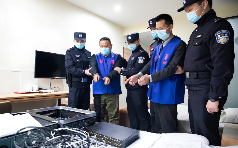 Y&ecirc;u "gi&aacute;m đốc th&agrave;nh đạt", 11 người bị lừa chuyển khoản tổng cộng 19,3 tỷ đồng- Ảnh 1.