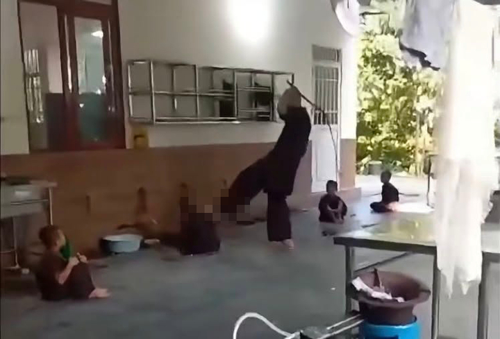 G&atilde; đ&agrave;n &ocirc;ng mặc &aacute;o n&acirc;u s&ograve;ng đ&aacute;nh b&eacute; trai t&agrave;n bạo như thời trung cổ- Ảnh 1.