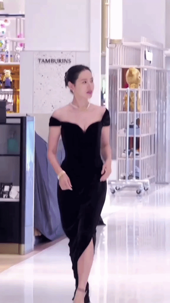 Mỹ nh&acirc;n sở hữu đ&ocirc;i mắt biết cười đẹp nhất showbiz: U45 nhan sắc vẫn trong veo trong veo, quần &aacute;o qua tay chưa biết &ldquo;xấu&rdquo; l&agrave; g&igrave; - Ảnh 4.