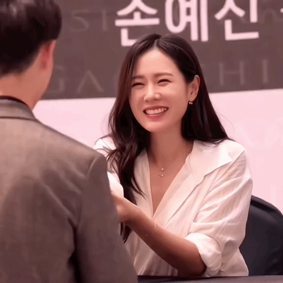 Mỹ nh&acirc;n sở hữu đ&ocirc;i mắt biết cười đẹp nhất showbiz: U45 nhan sắc vẫn trong veo trong veo, quần &aacute;o qua tay chưa biết &ldquo;xấu&rdquo; l&agrave; g&igrave; - Ảnh 3.
