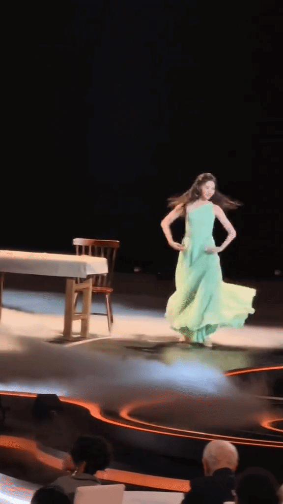 Mỹ nh&acirc;n showbiz sắc nước hương trời, cả người như một miếng ngọc ph&aacute;t s&aacute;ng: Đến quần &aacute;o cũng chưa từng phụ chủ- Ảnh 3.