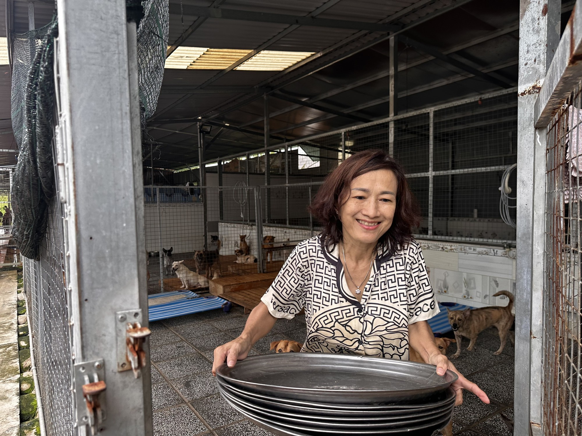 Suy thận giai đoạn 4, tim đập 37 lần/phút, từng điều trị ung thư: Người mẹ 56 tuổi ở lại vì 400 "đứa con"- Ảnh 3.