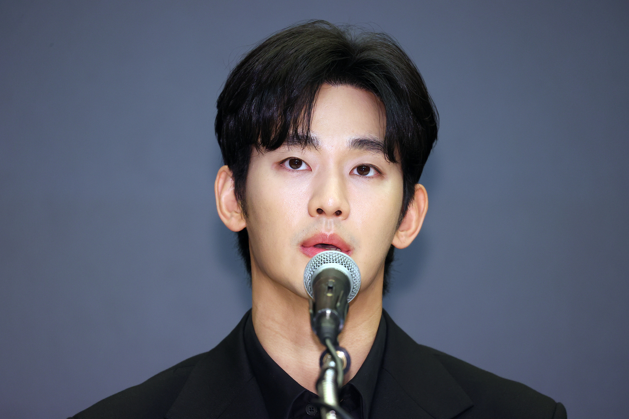 Cảnh tr&aacute;i ngược của Kim Soo Hyun v&agrave; "kẻ th&ugrave;" c&aacute;o buộc anh hẹn h&ograve; với trẻ vị th&agrave;nh ni&ecirc;n - Ảnh 1.