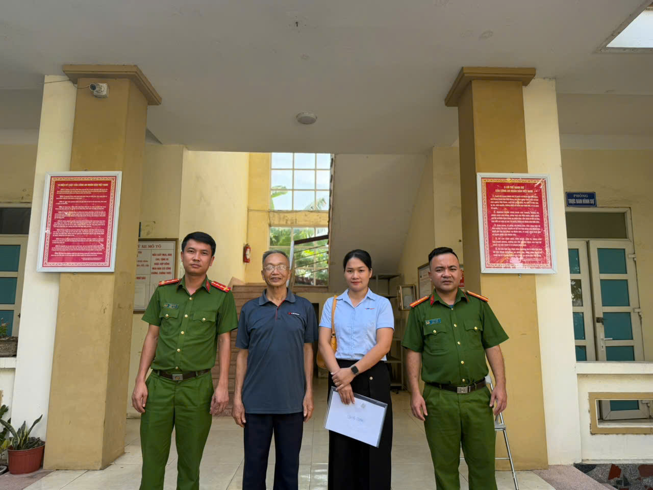 Điều tra giao dịch nhận 300 triệu đồng tới t&agrave;i khoản cụ &ocirc;ng ở Bắc Ninh, người phụ nữ SN 1990, hộ khẩu H&agrave; Nội được mời tới l&agrave;m việc- Ảnh 1.