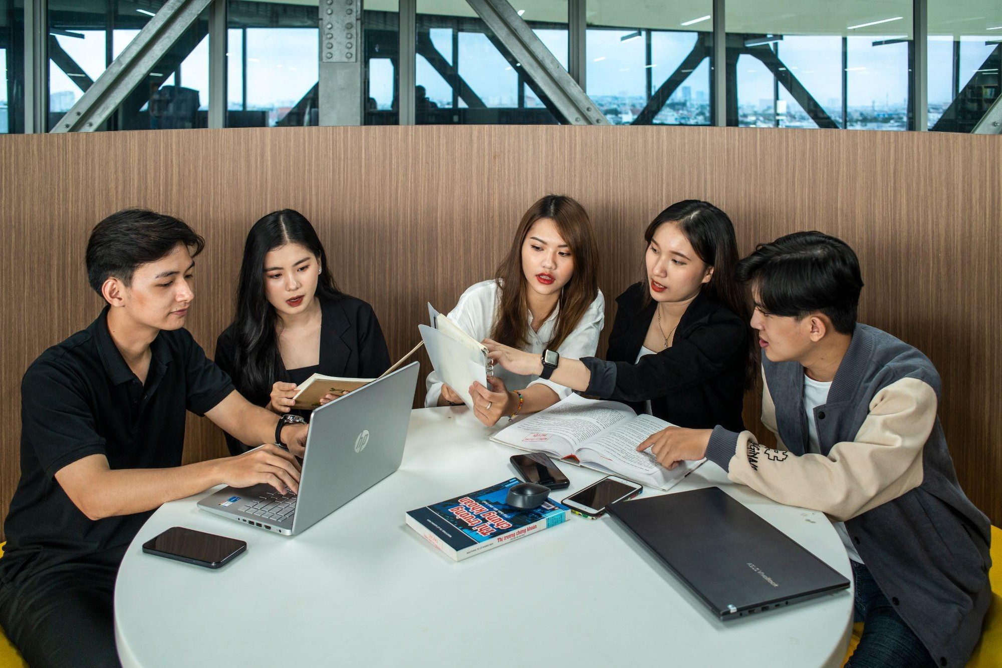 Sau bức tranh m&ocirc;i giới: Nhận diện 6 hướng đi chuy&ecirc;n s&acirc;u v&agrave; b&agrave;i to&aacute;n ph&aacute;p l&yacute; ng&agrave;nh Bất động sản - Ảnh 1.