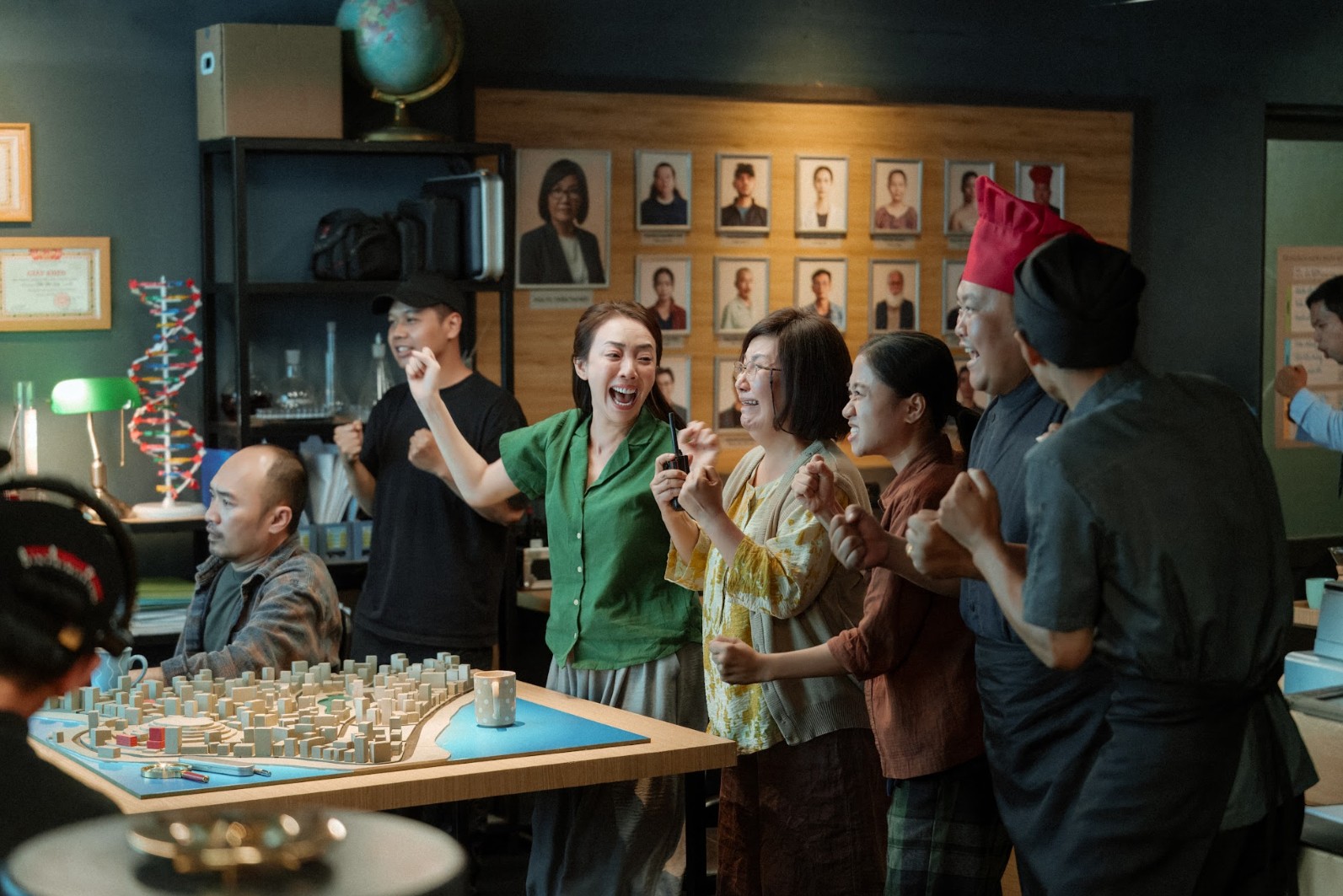 Việt Nam remake phim Trung Quốc 12.000 tỷ chấn động MXH: Cười quặn ruột v&igrave; nam ch&iacute;nh, ngồi im một chỗ cũng thấy h&agrave;i- Ảnh 1.
