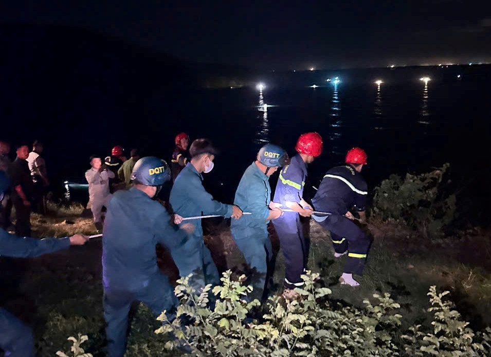 Rơi xuống vực s&acirc;u ở b&aacute;n đảo Sơn Tr&agrave; khi đang chụp ảnh, nữ sinh vi&ecirc;n 19 tuổi được cứu trong đ&ecirc;m- Ảnh 1.