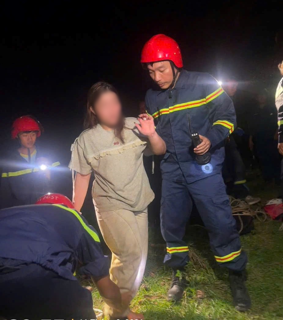 Rơi xuống vực s&acirc;u ở b&aacute;n đảo Sơn Tr&agrave; khi đang chụp ảnh, nữ sinh vi&ecirc;n 19 tuổi được cứu trong đ&ecirc;m- Ảnh 3.