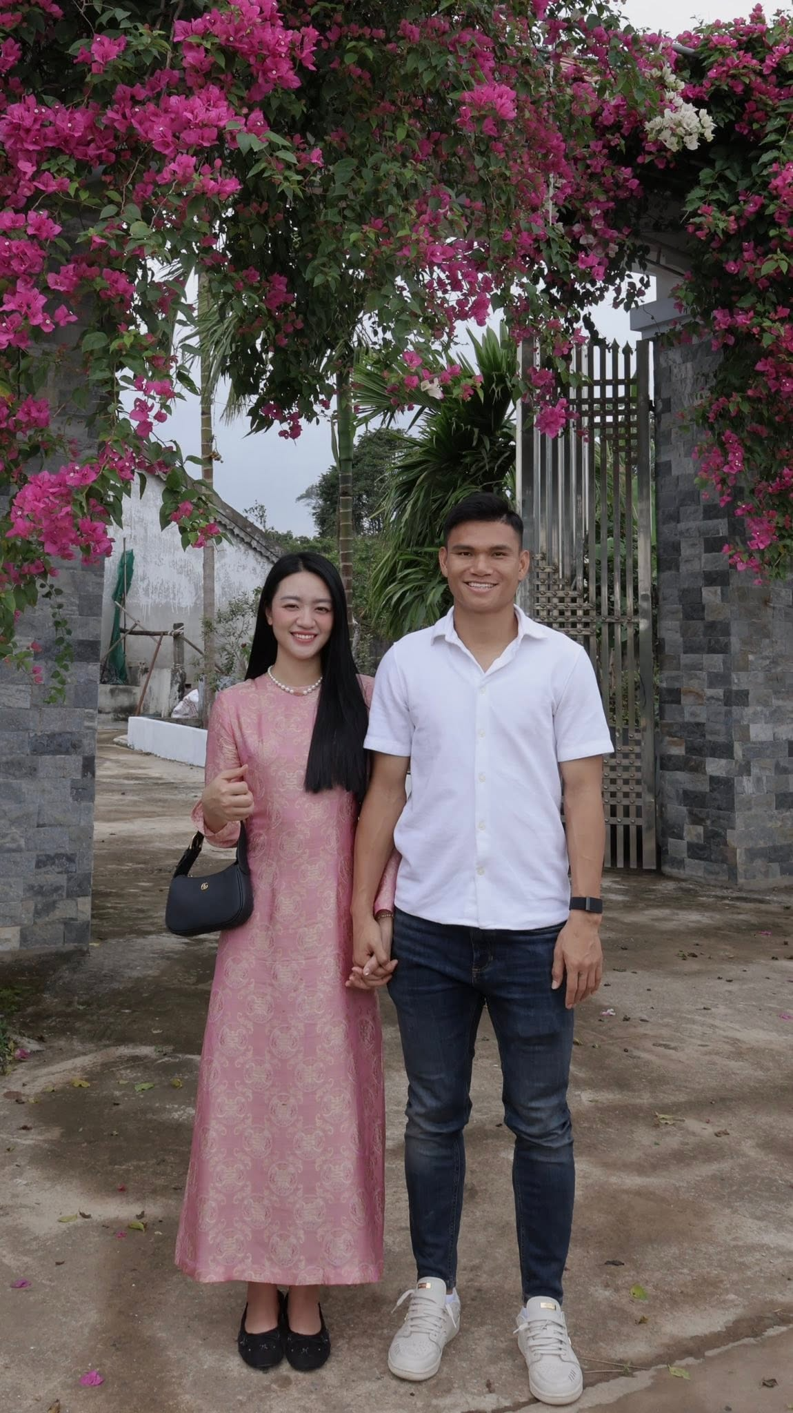 Cử nh&acirc;n Luật cưới "người h&ugrave;ng Thường Ch&acirc;u": Giờ ở nh&agrave; b&aacute;n c&agrave; ph&ecirc;, x&acirc;y nh&agrave; lầu khu trung t&acirc;m- Ảnh 1.