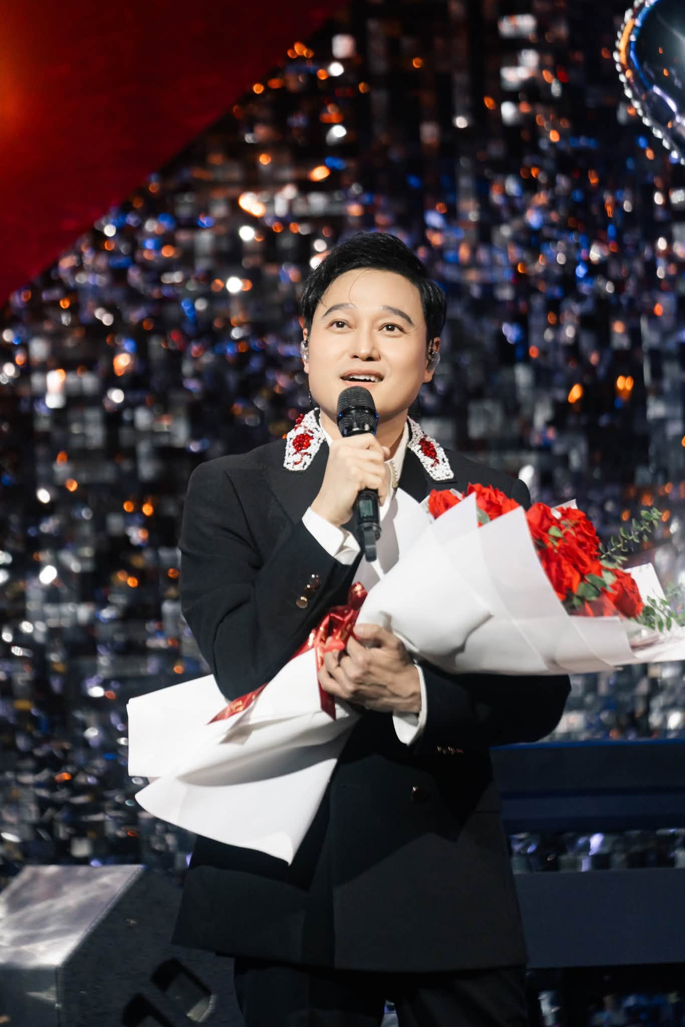 Ca sĩ Việt được cả nước gọi &ldquo;ho&agrave;ng tử&rdquo; 20 năm: B&aacute;n album trăm ngh&igrave;n bản, nay l&agrave;m YouTuber tận hưởng cuộc sống- Ảnh 1.