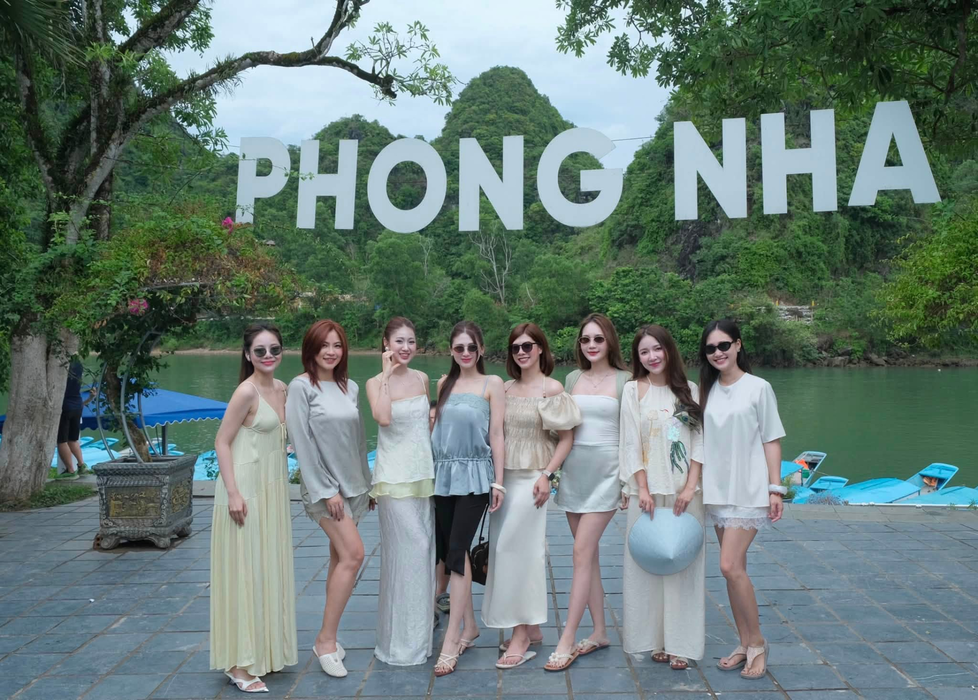 8 cô gái chơi thân từ thời sinh viên, 9 năm sau thuê hẳn limousine từ Hà Nội vào Quảng Bình: Cả đoàn 28 người, đóng 20 triệu/ gia đình- Ảnh 5.