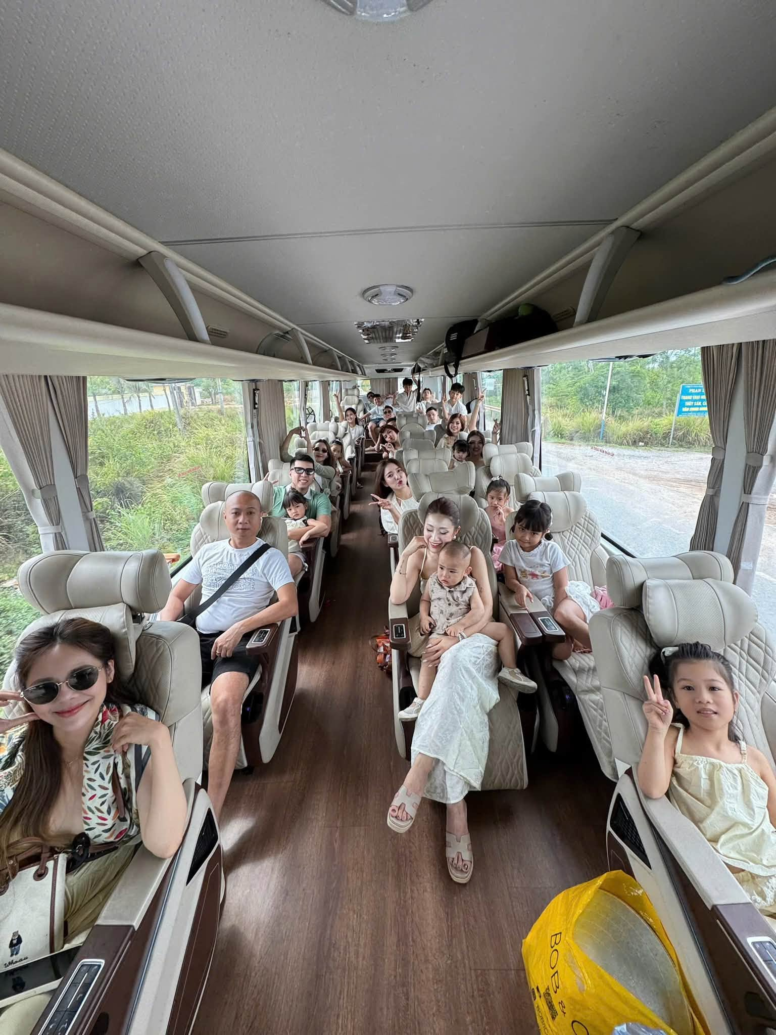 8 cô gái chơi thân từ thời sinh viên, 9 năm sau thuê hẳn limousine từ Hà Nội vào Quảng Bình: Cả đoàn 28 người, đóng 20 triệu/ gia đình- Ảnh 1.