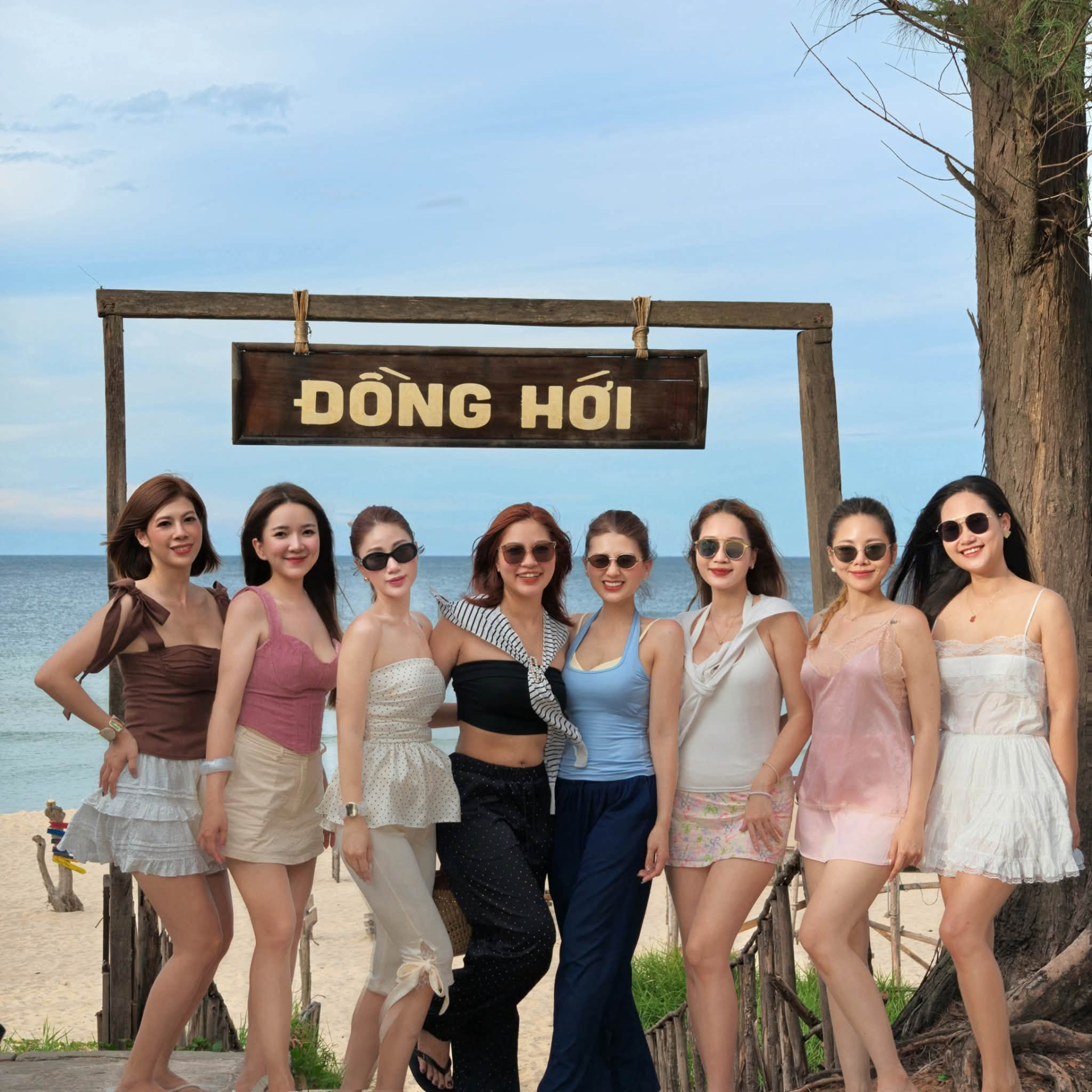 8 cô gái chơi thân từ thời sinh viên, 9 năm sau thuê hẳn limousine từ Hà Nội vào Quảng Bình: Cả đoàn 28 người, đóng 20 triệu/ gia đình- Ảnh 2.