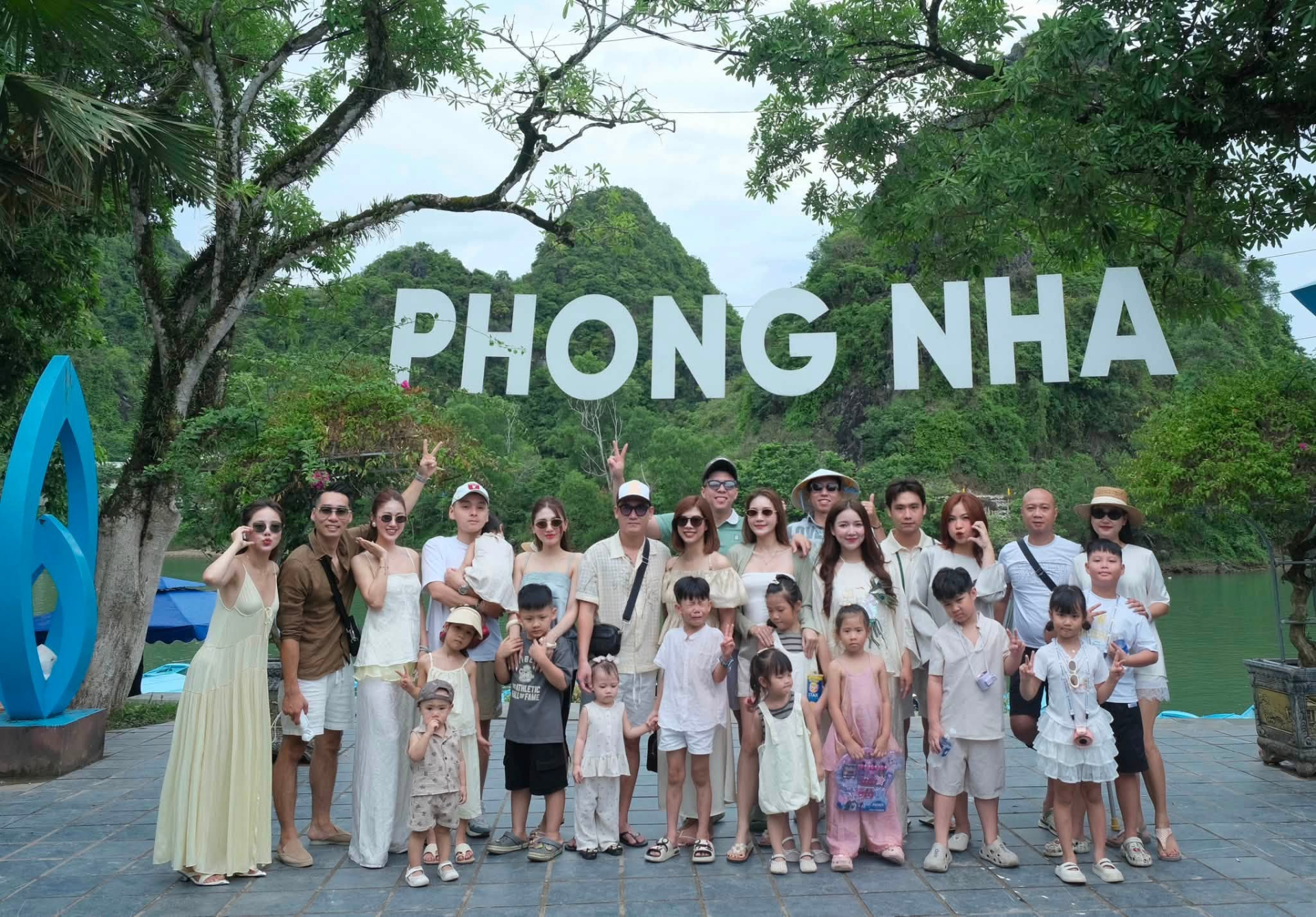 8 cô gái chơi thân từ thời sinh viên, 9 năm sau thuê hẳn limousine từ Hà Nội vào Quảng Bình: Cả đoàn 28 người, đóng 20 triệu/ gia đình- Ảnh 3.