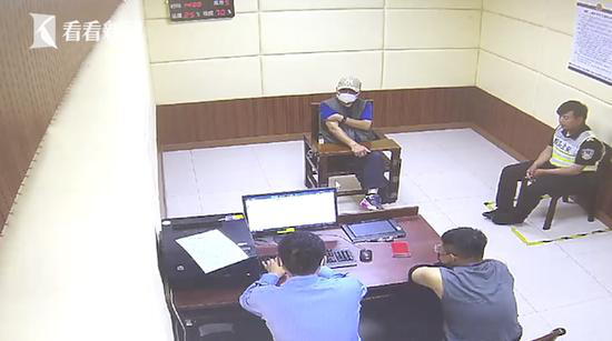 Biệt thự 200m&sup2; mở điều h&ograve;a cả ng&agrave;y nhưng tiền điện chỉ 1,1 triệu đồng/th&aacute;ng, cảnh s&aacute;t đến kiểm tra th&igrave; ph&aacute;t hiện cảnh tượng kh&oacute; tin- Ảnh 2.