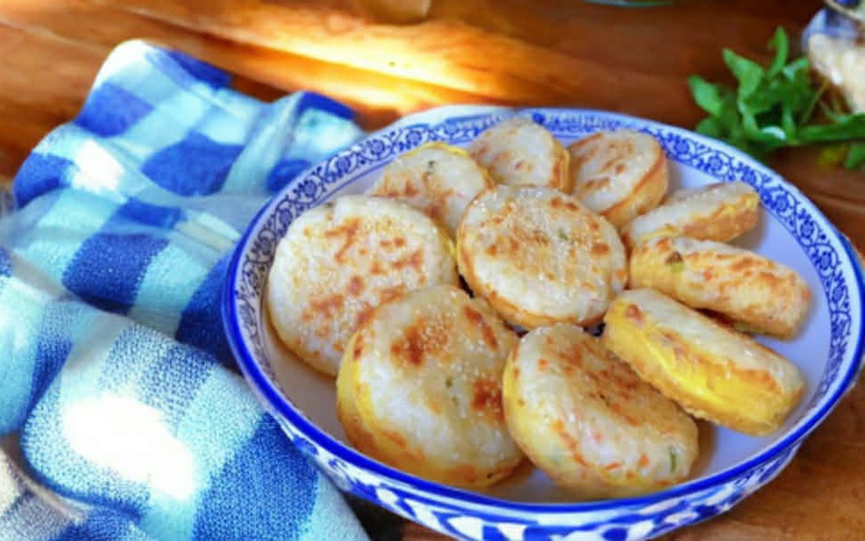 Chỉ cần 1 b&aacute;t cơm nguội v&agrave; 1 b&aacute;t bột m&igrave;, t&ocirc;i sẽ hướng dẫn c&aacute;ch l&agrave;m một m&oacute;n m&agrave; bạn chưa từng thử trước đ&acirc;y- Ảnh 1.