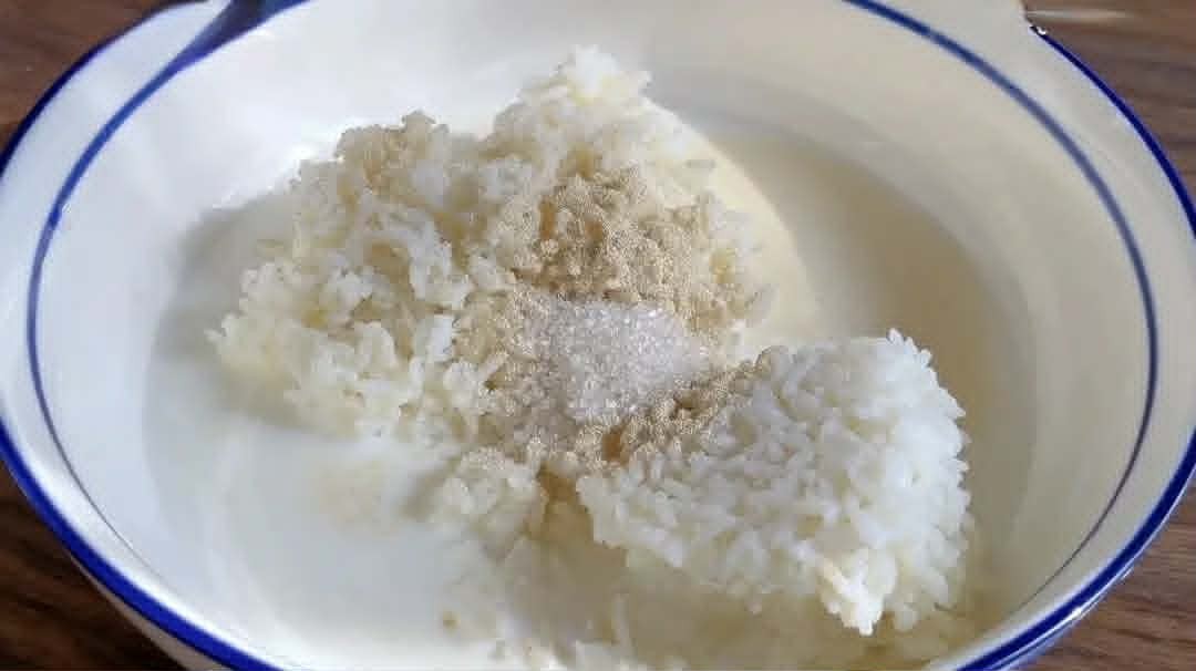 Chỉ cần 1 bát cơm nguội và 1 bát bột mì, tôi sẽ hướng dẫn cách làm một món mà bạn chưa từng thử trước đây- Ảnh 2.