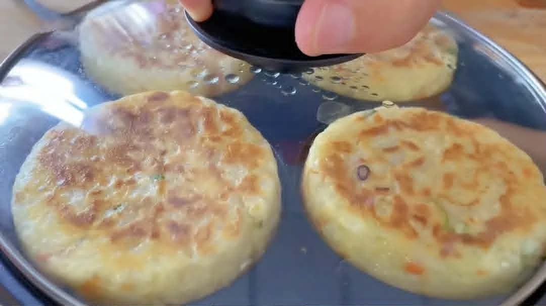 Chỉ cần 1 bát cơm nguội và 1 bát bột mì, tôi sẽ hướng dẫn cách làm một món mà bạn chưa từng thử trước đây- Ảnh 11.