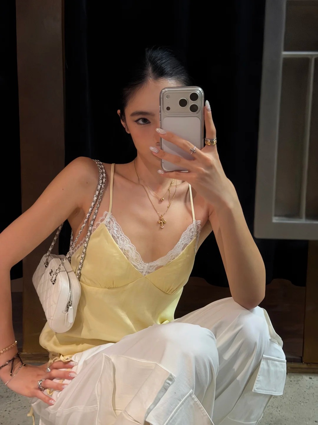&Aacute;o hai d&acirc;y mix c&ugrave;ng quần hộp, tưởng "lạc quẻ" thế m&agrave; lại hay: C&ocirc;ng thức vừa nữ t&iacute;nh vừa cool cho m&ugrave;a h&egrave; - Ảnh 1.