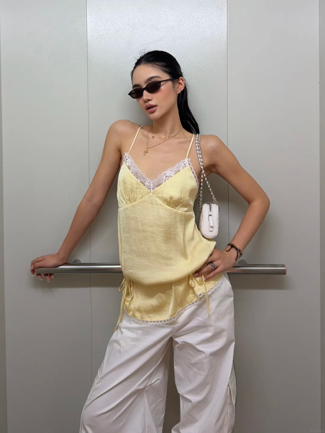 &Aacute;o hai d&acirc;y mix c&ugrave;ng quần hộp, tưởng "lạc quẻ" thế m&agrave; lại hay: C&ocirc;ng thức vừa nữ t&iacute;nh vừa cool cho m&ugrave;a h&egrave; - Ảnh 5.