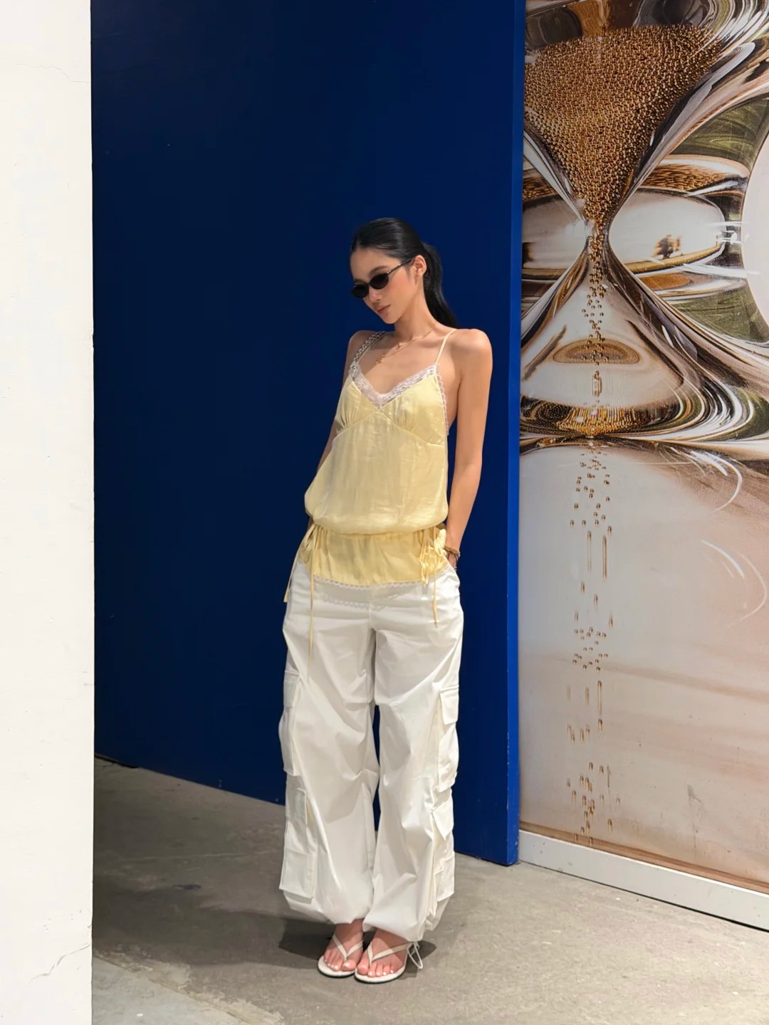 &Aacute;o hai d&acirc;y mix c&ugrave;ng quần hộp, tưởng "lạc quẻ" thế m&agrave; lại hay: C&ocirc;ng thức vừa nữ t&iacute;nh vừa cool cho m&ugrave;a h&egrave; - Ảnh 4.