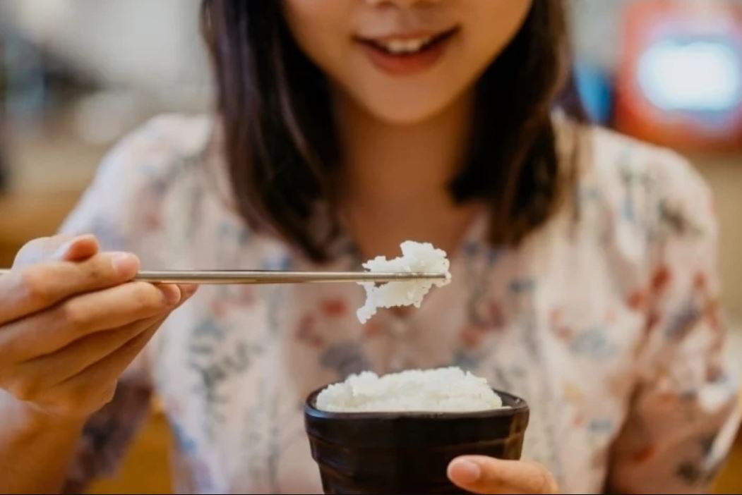 Bữa sáng ăn cơm có gây "nặng bụng"?, chuyên gia đưa ra câu trả lời - Ảnh 1.
