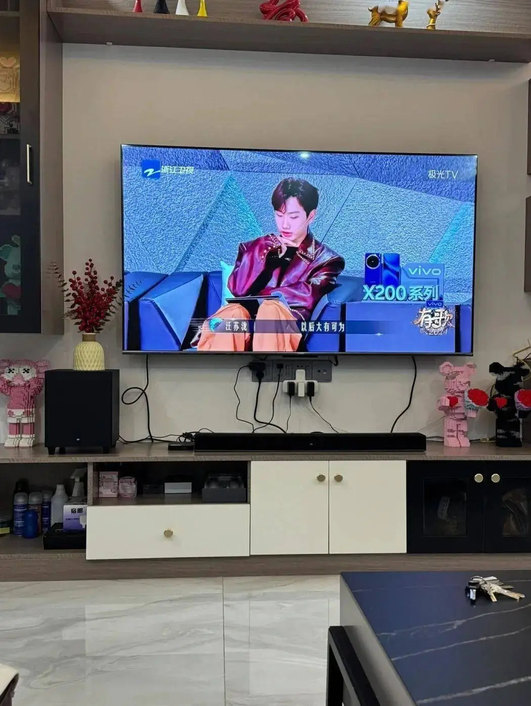 Vì sao hội 30s bỏ thiết kế TV treo tường trong phòng khách?- Ảnh 1.