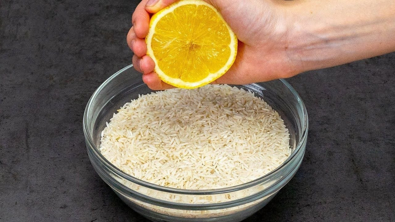 Khi nấu cơm chỉ cần th&ecirc;m v&agrave;i giọt nước n&agrave;y, điều bất ngờ sẽ xảy ra khi cơm ch&iacute;n - Ảnh 2.