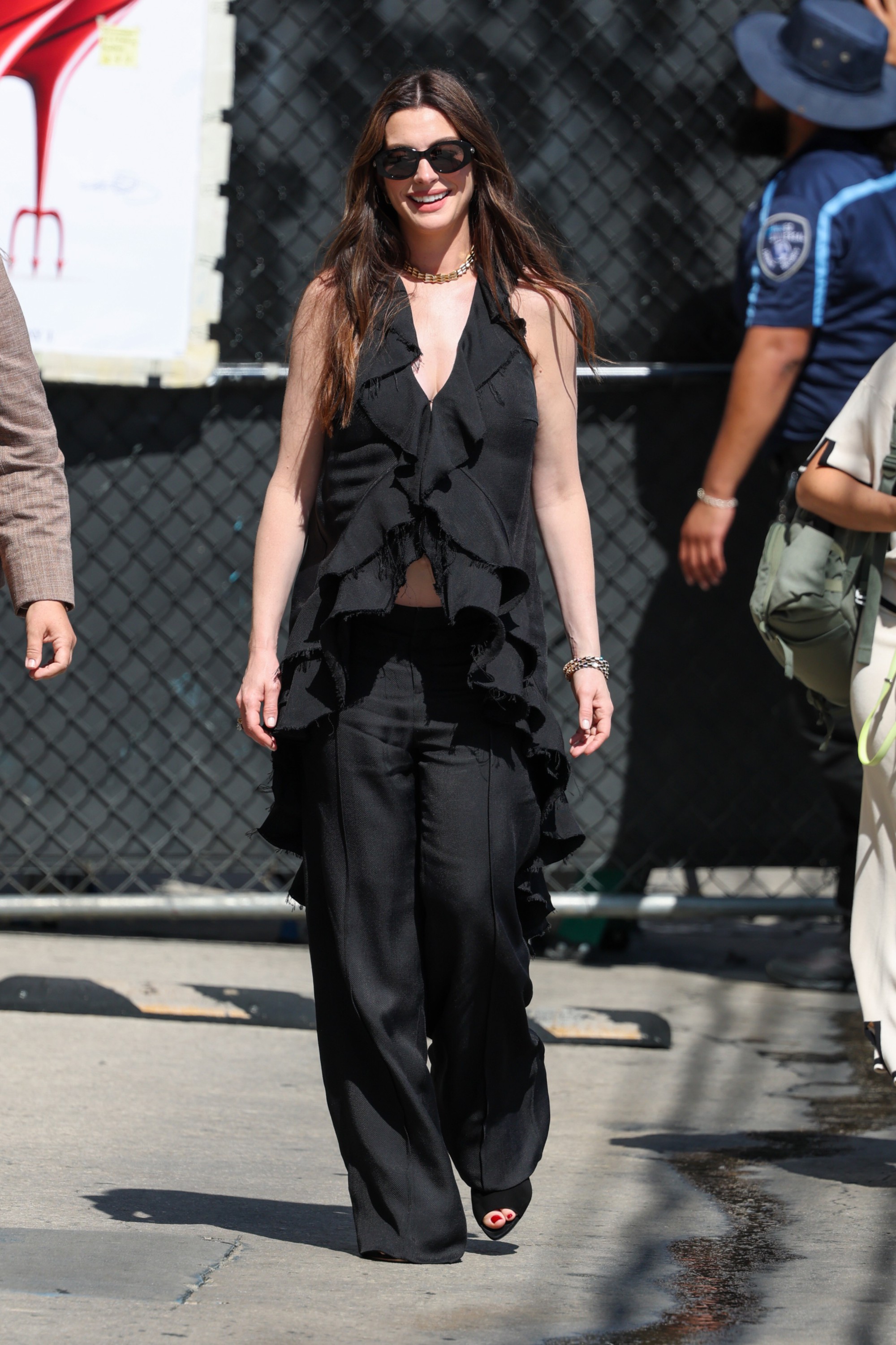 Anne Hathaway để nguy&ecirc;n bụng bầu ra phố sau khi bị nghi "độn bụng để giả bầu": 43 tuổi v&agrave; đẹp đến mức khiến người ta phải nghi ngờ- Ảnh 1.