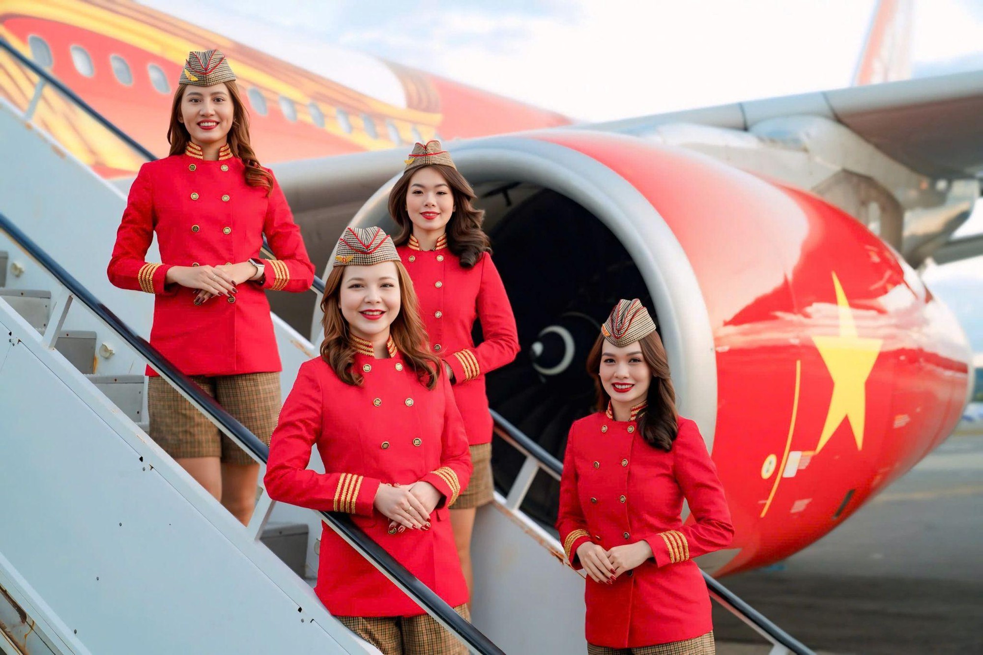 Sắc đỏ Vietjet được bình chọn “Đồng phục tiếp viên hàng không đẹp nhất thế giới” - Ảnh 3.
