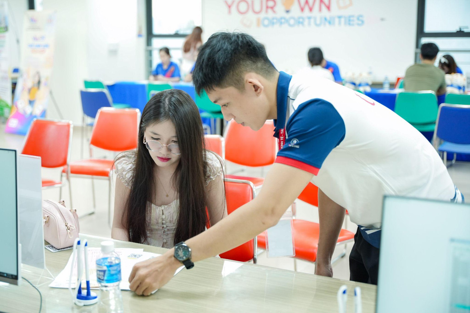 Đông đảo thí sinh, phụ huynh đến UEF hoàn tất thủ tục nhập học - Ảnh 3.
